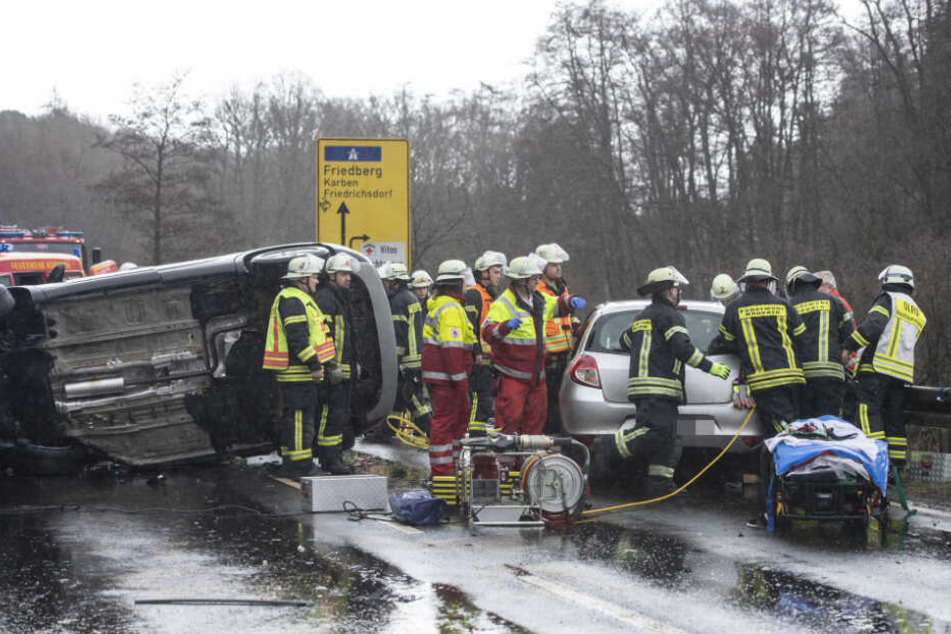 Feuerwehrleute befreiten die Verletzten aus den Fahrzeugen.