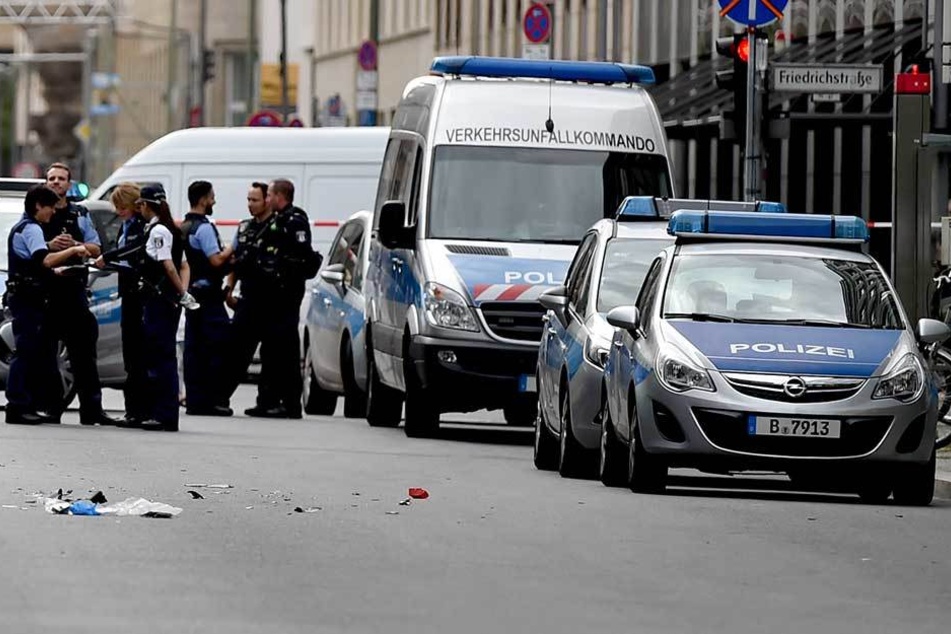Polizisten nehmen einen Unfall auf (Symbolbild).