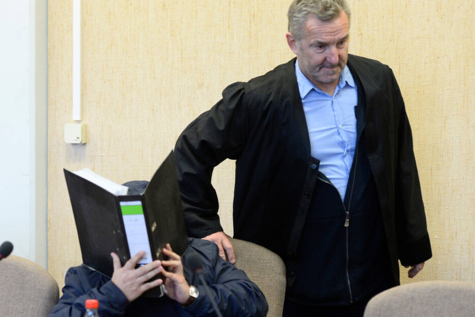 Der Angeklagte (l) wartet zusammen mit seinem Rechtsanwalt auf die Urteilsverkündigung seines Prozesses im Landgericht.