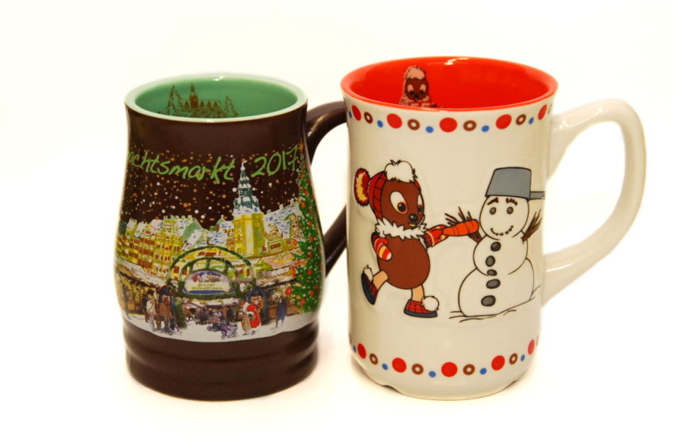Die Weihnachtsmarkt-Tassen 2017: Links die "normale", rechts die bereits beinahe vergriffene Pittiplatsch-Tasse.