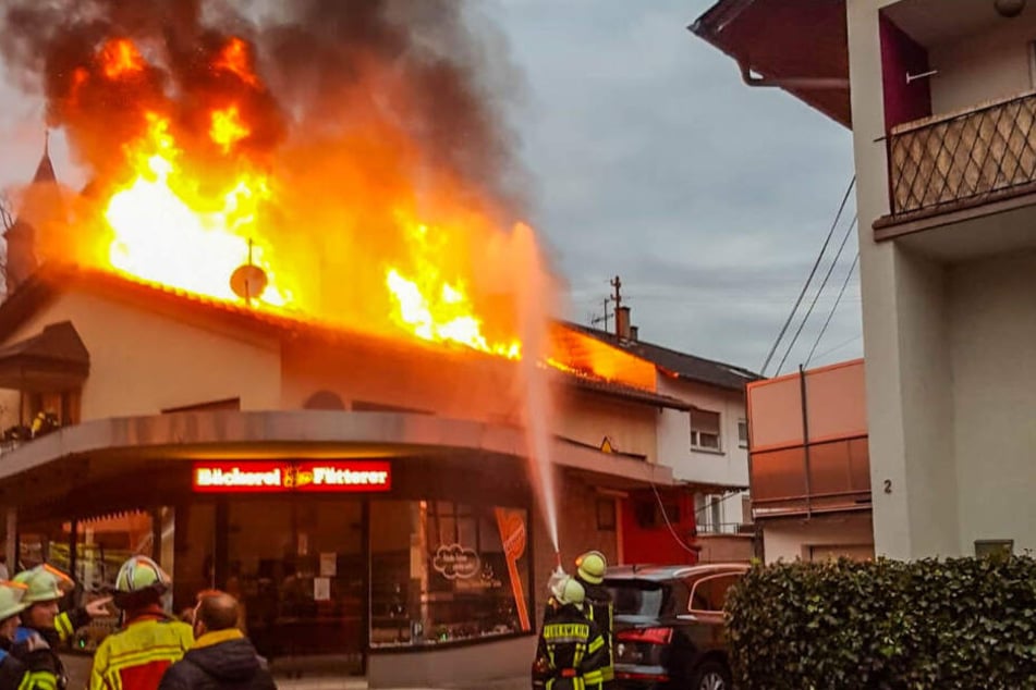 Die Feuerwehr geht ihrer Arbeit nach und löscht das Feuer.