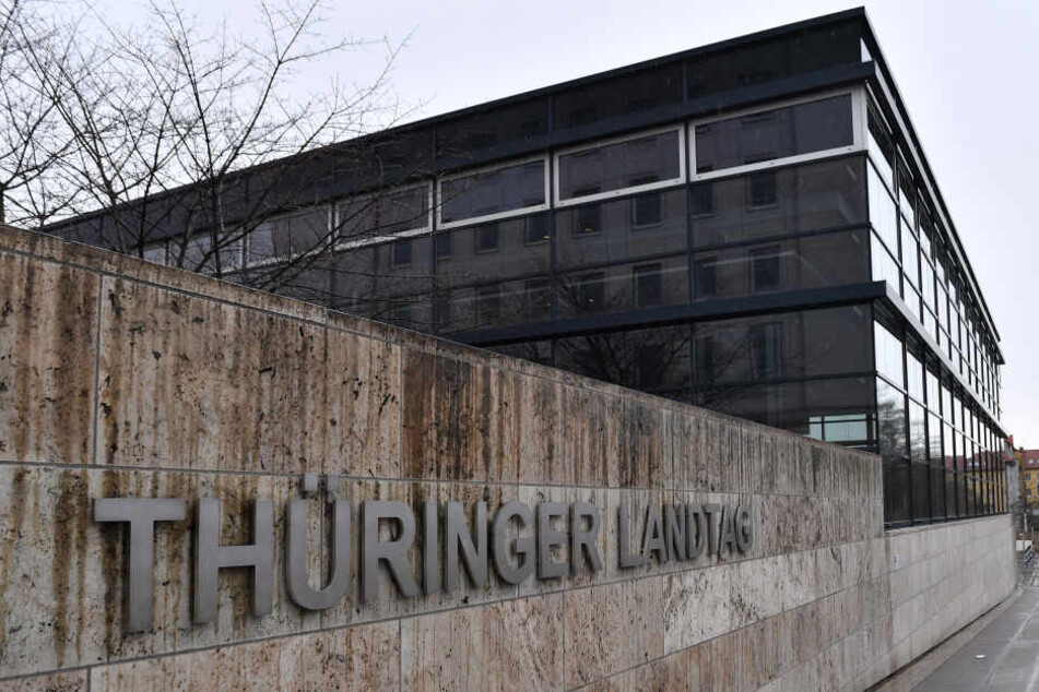 Am Mittwoch haben sich fast alle Parteien zu Fraktionssitzungen im Landtag eingefunden um einen Weg aus der Krise zu finden.
