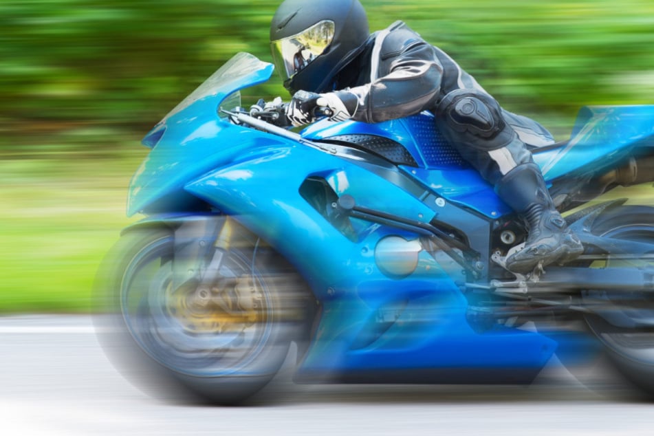 Absolut lebensmüde: Ein Biker flüchtete in Mittelsachsen in einem Affenzahn vor der Polizei. (Symbolbild)