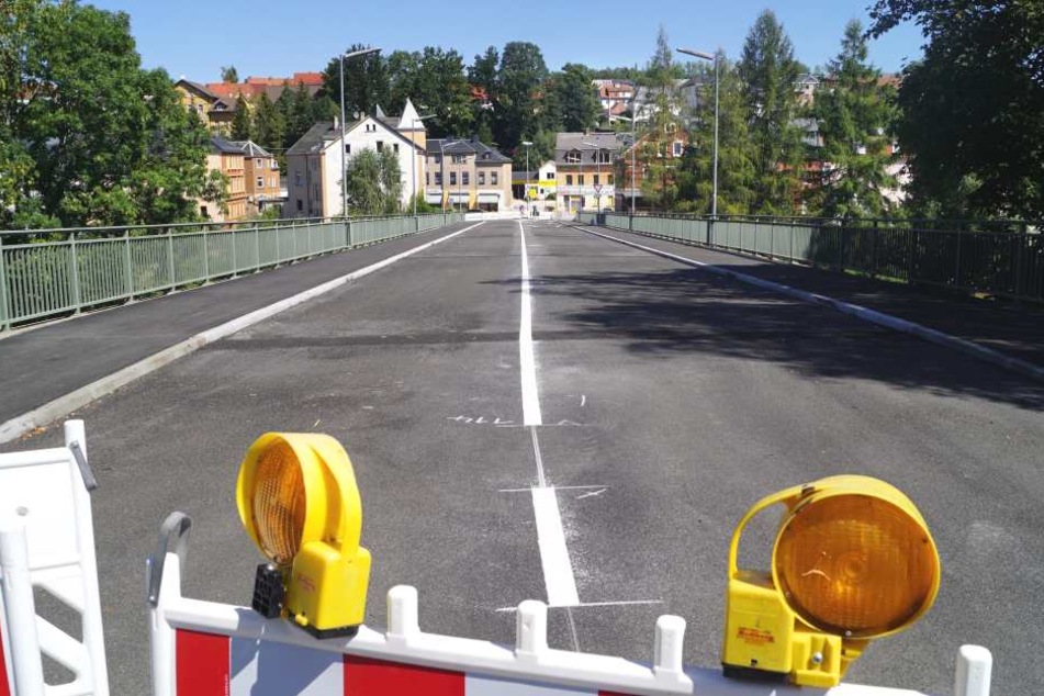 In Wilkau-Haßlau wurde am Montag die notsanierte Muldenbrücke wieder freigegeben.