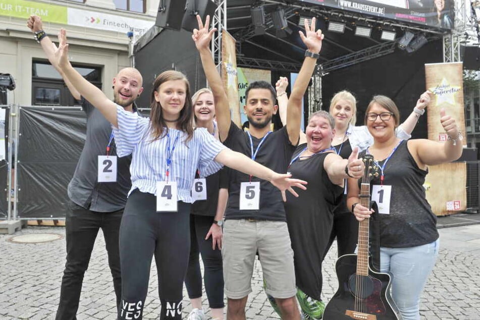 Trotz Konkurrenz ein tolles Team: die Kandidaten für Zwickaus Superstar 2018. Auf der Bühne rockten sie gemeinsam mit der Band Rock Ambulance. Gewonnen haben Dyaa Kassomma (4.v.l.) und Rebecca Klukas (5.v.l.)
