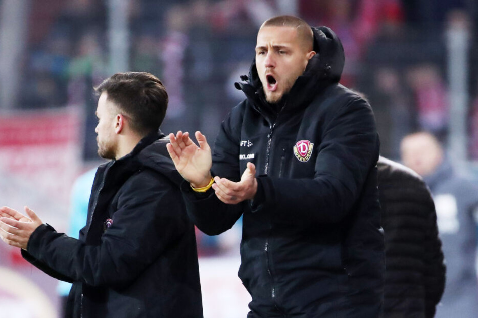 Mannschaftsgeist: René Klingenburg (r.) feuert die Kollegen nach seiner Auswechslung an.