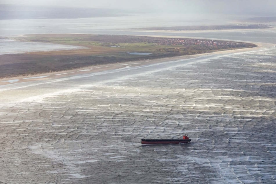Der Frachter "Glory Amsterdam" liegt in der Deutschen Bucht vor Langeoog auf Grund. (Archivbild)
