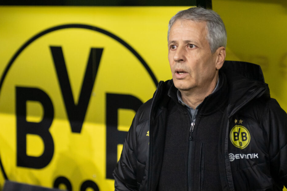 Ein Bild mit Symbolcharakter? Der BVB-Trainer Lucein Favre steht momentan mit dem Rücken zur Wand.