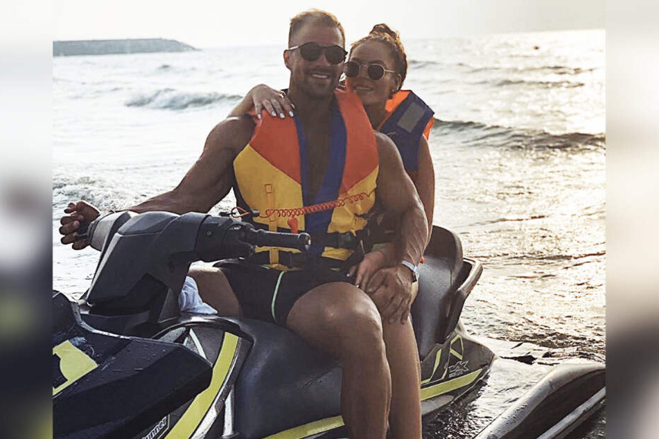 Janine Pink (32) und Tobias Wegener (26) entspannen gerade im Dubai-Urlaub. Unter diesem Foto gab es aber einen bösen Kommentar.