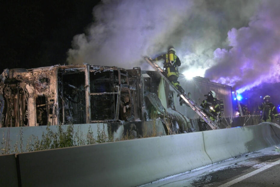 Feuerwehrleute kämpften mit Löschschaum gegen die Flammen.