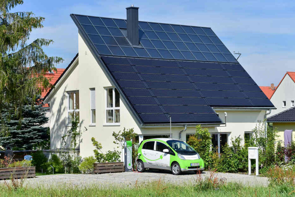 In Freiberg steht das erste bezahlbare energieautarke Einfamilienhaus Europas: Wärme, Strom und Tankstelle in einem.