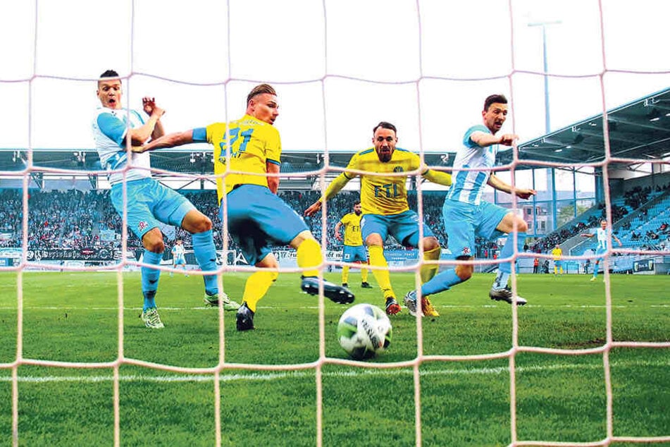 Matti Langer (r.) trifft im Halbfinale gegen Lok nach fünf Minuten zum 1:0 und später zum 2:0. Der CFC vergeigt die Führung, muss in die Verlängerung, liegt 2:3 zurück, gleicht durch Ioannis Karsanidis aus, rettet sich ins Elfmeterschießen. Das gewinnt de