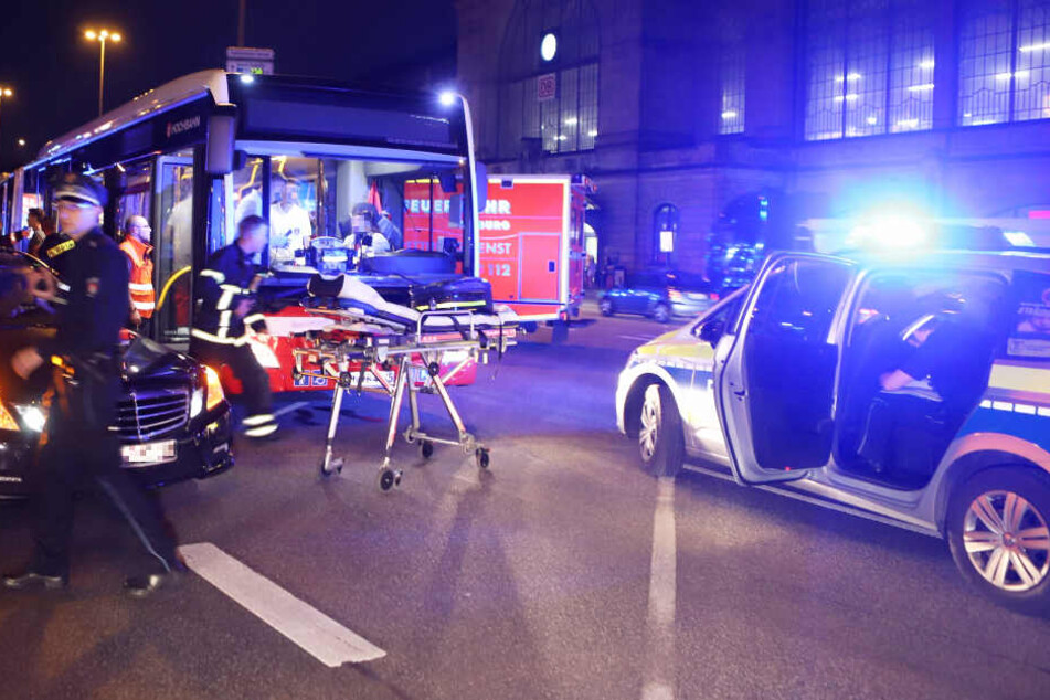 Polizei und Rettungsdienst betreuen zahlreiche Verletzte bei dem Unfall vor dem Dammtor-Bahnhof.