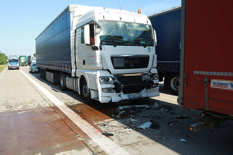 Ein polnischer Lkw krachte offenbar ins Stauende.