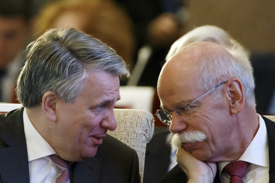 Ben van Beurden (62, l.), Vorstandsvorsitzender von Royal Dutch Shell, und Dieter Zetsche (66), Vorstandsvorsitzender der Daimler AG und Leiter von Mercedes-Benz Cars. (Archivbild)