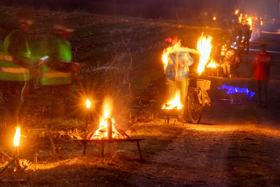 Beeindruckende Bilder: Feuerkette gegen Bahn-Neubau zum Brenner