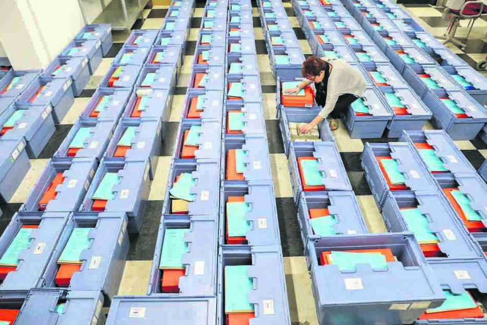 Geschäftiges Treiben in der Stimmzettel-Zentrale: So wie im September im Leipziger Wahllager wird es bei drohenden Neuwahlen wieder zugehen.
