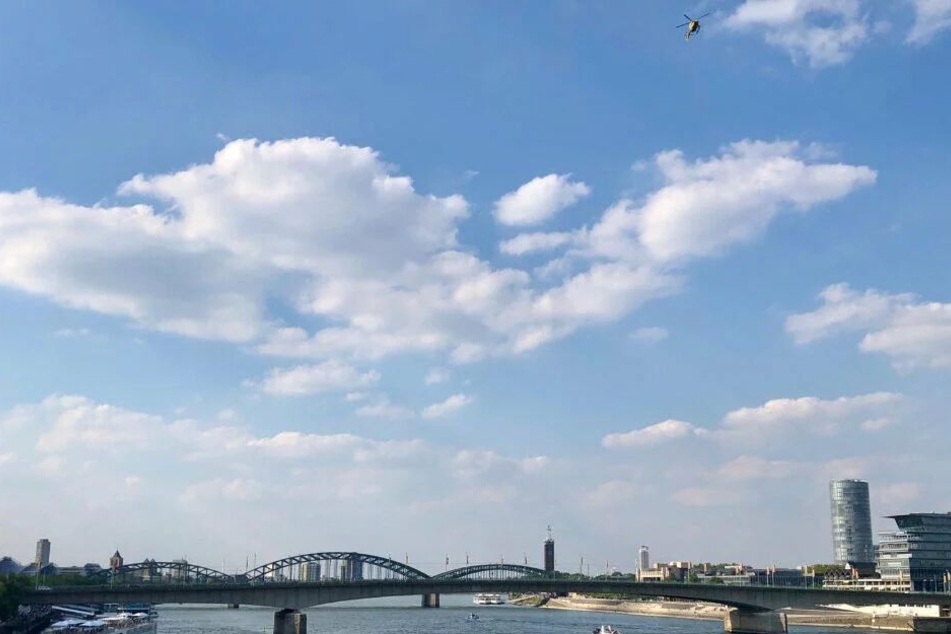 Ein Hubschrauber kreiste am Freitag über den Rhein.