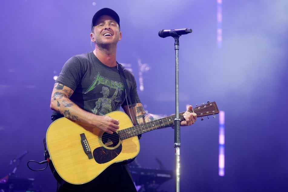 Der Leadsänger von OneRepublic ist Ryan Tedder (47). Der US-Amerikaner ist nicht nur Frontmann und Sänger der Band, sondern auch ein äußerst erfolgreicher Songwriter und Musikproduzent.