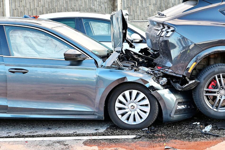 Laut Polizei waren insgesamt sechs Autos an dem Crash auf der A5 in Fahrtrichtung Frankfurt beteiligt - es kam zu einer Vollsperrung der Autobahn.