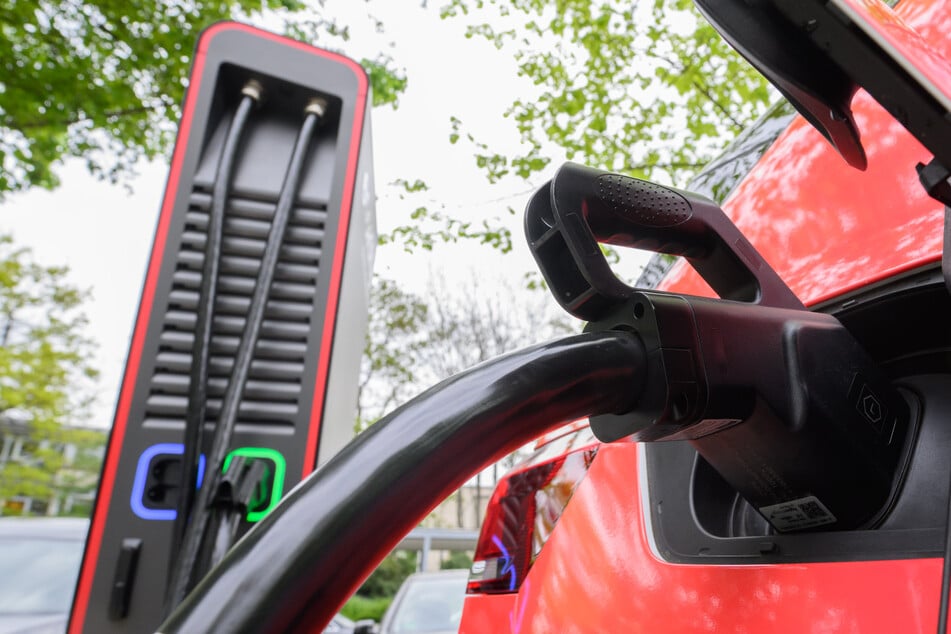 Steckt eine Bande dahinter? Drei E-Auto-Ladesäulen in einer Nacht beschädigt