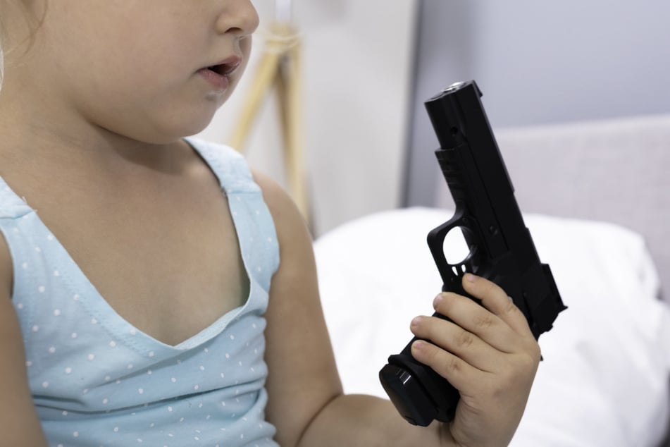 Dreijähriger findet Waffe seines Vaters und erschießt sich