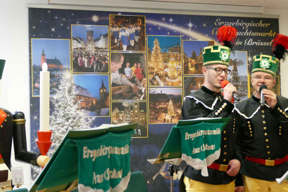 Bergmänner bringen den Belgiern die erzgebirgische Weihnachtstradition näher.