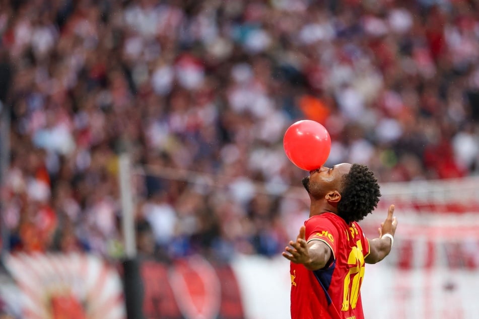 Der Luftballon ist wieder da! Christopher Nkunku (28) durfte den ersten Treffer nach seiner Rückkehr zu RB Leipzig bejubeln.