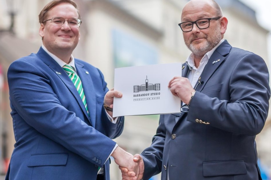 Festivaldirektor Filip Albrecht (F.l.) und Jakub Zika von den
Barrandov-Filmstudios bringen im August Kostüme und Kulissen der Märchenwelt
nach Annaberg.