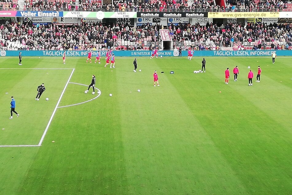 Die Mannschaft von Energie Cottbus ist schon bei der Ballerwärmung.