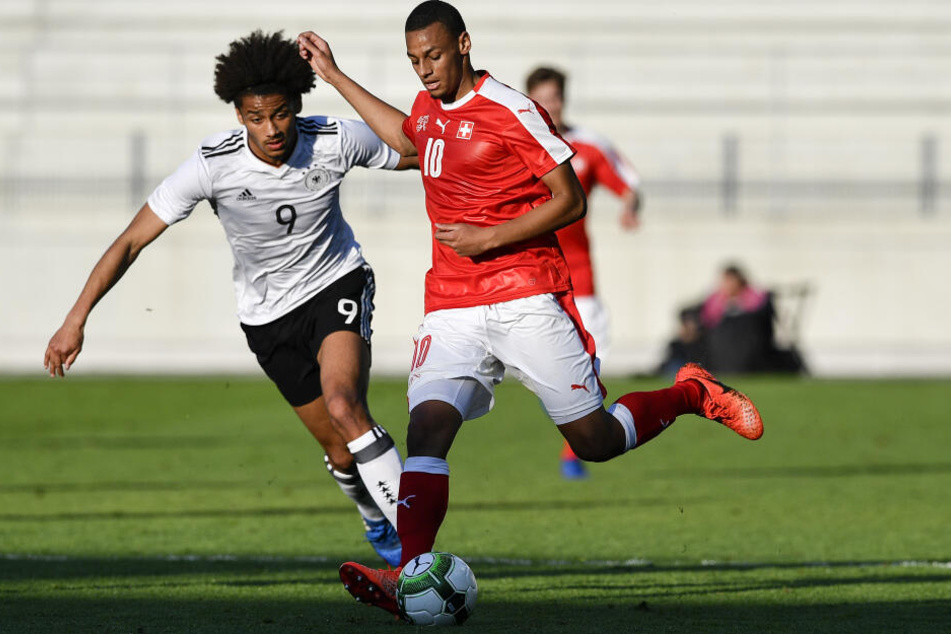 Djibril Sow (Re.) im Dress der Schweizer U20-Nationalmannschaft.