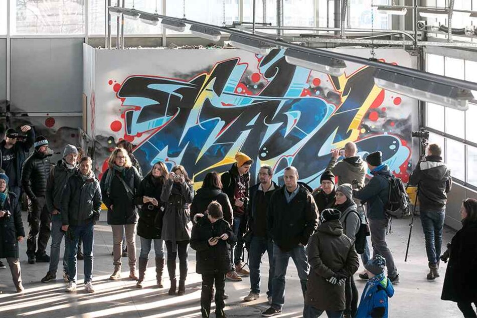 Interessierte und Kunstfreunde konnten Sonntag letztmalig die Abfertigungshalle samt Wandkunst besichtigen.