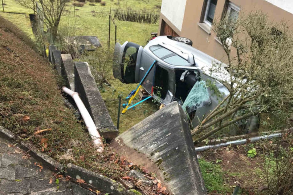 Das Auto raste über einen Betonsockel hinweg.