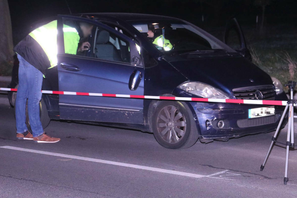 Mercedes rammt Radler und verursacht Baum-Crash
