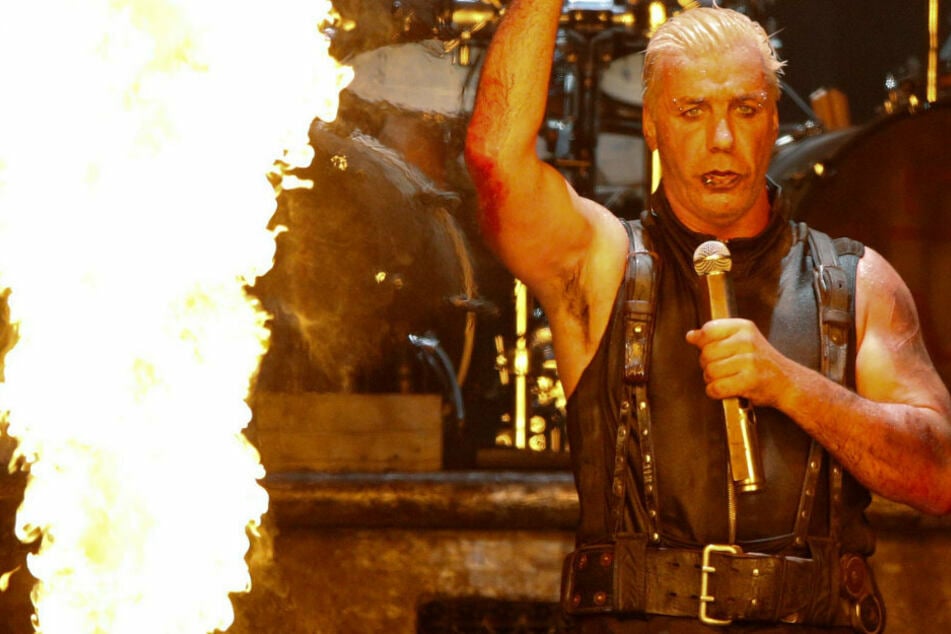 Till Lindemann (57), Sänger der Band Rammstein steht beim Wacken Open-Air Festival (WOA) auf der Bühne. (Archivbild)
