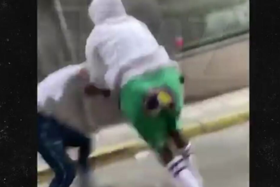 Rapper ASAP Rocky reißt einen jungen Mann zu Boden. Danach schlagen noch weitere Männer auf ihn ein.
