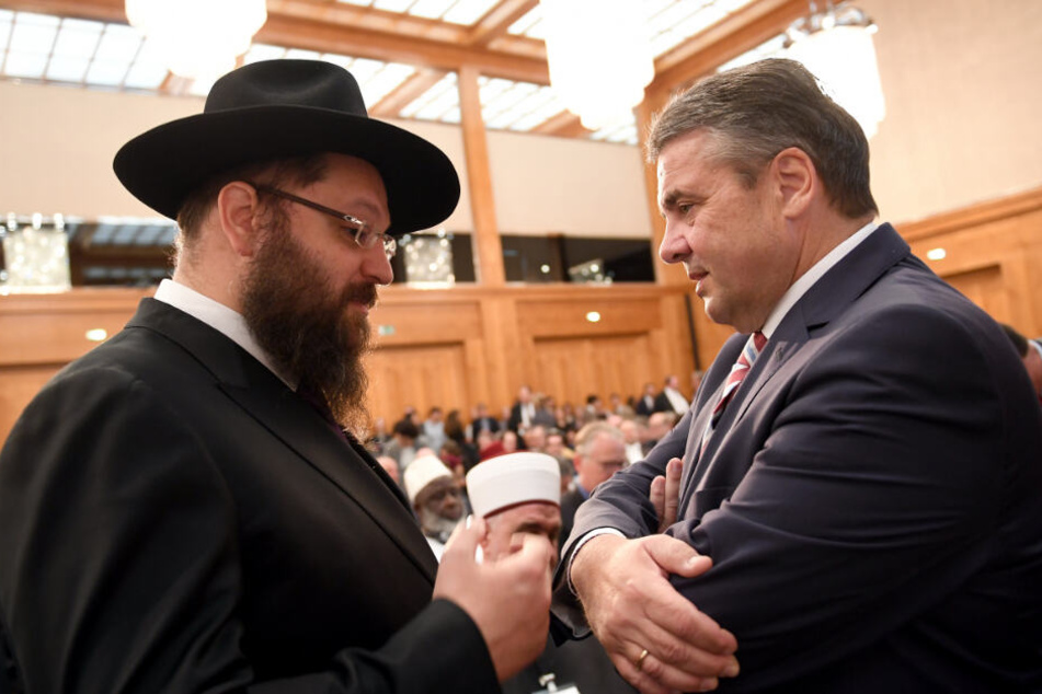 Rabbiner Yehuda Teichtal (l.) und Bundesaußenminister Sigmar Gabriel (SPD) sprechen in Berlin miteinander. (Archivbild)