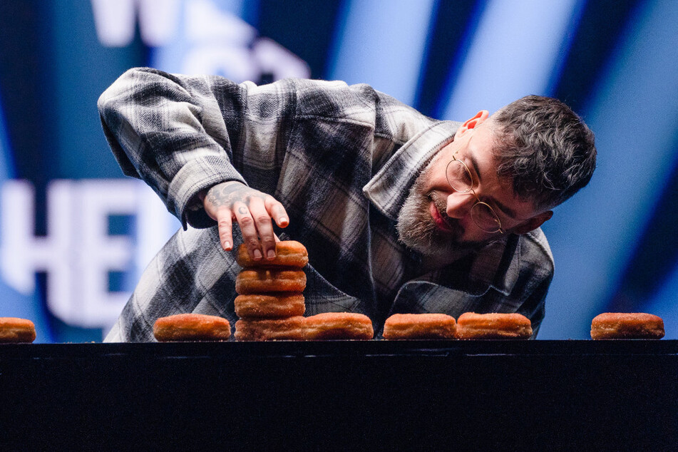 Hochstapler: In 30 Sekunden sieben Donuts aufeinander zu staplen - natürlich nach strengen vorgaben - war schwerer als gedacht. Doch Rapper Sido (42) schaffte den Weltrekord im dritten Versuch.