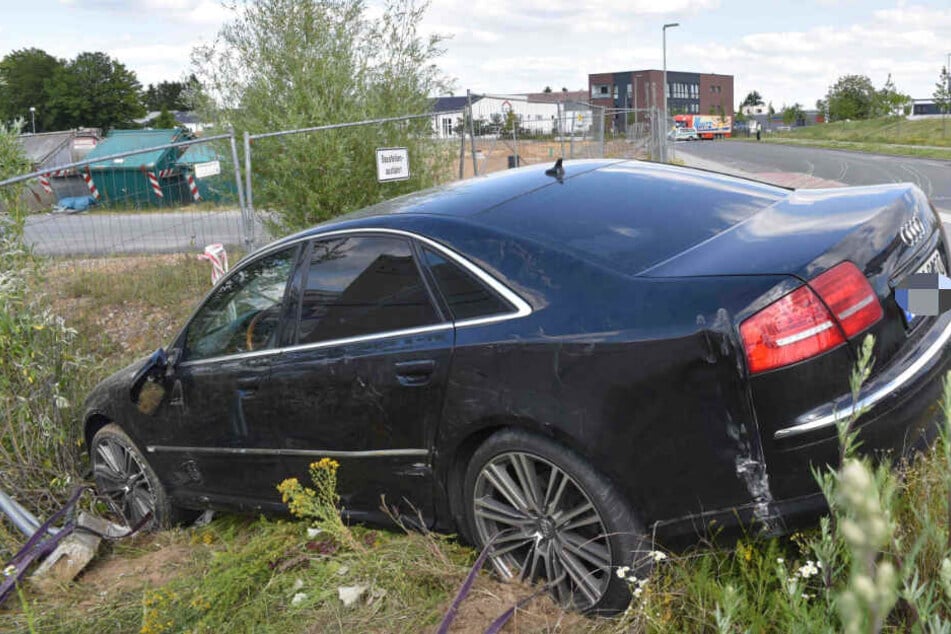 Der geliehene Audi A8 donnerte in die Baustellenabsperrung.