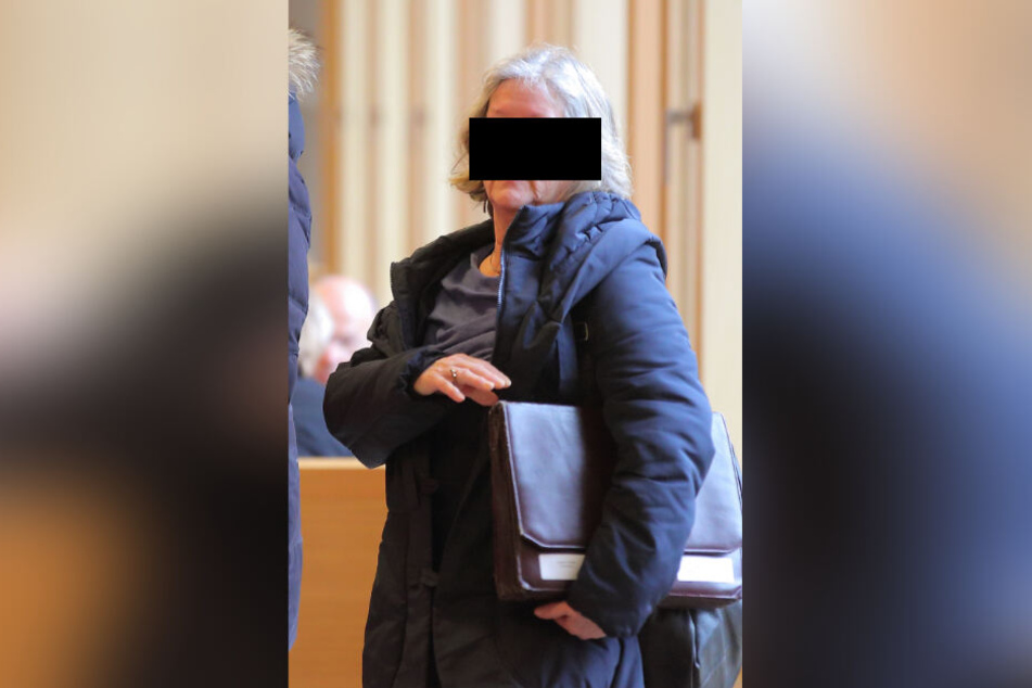 Hebamme Annelies Z. (70) musste sich gestern wegen fahrlässiger Tötung vor Gericht verantworten.