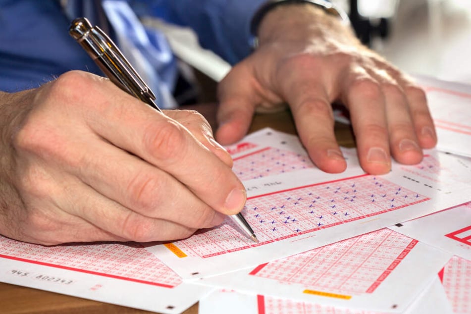 Der Spieler oder die Spielerin hat am Vormittag des 12. März in einem Lotto-Shop für insgesamt 10,25 Euro mehrere Tipps abgegeben. (Symbolbild)