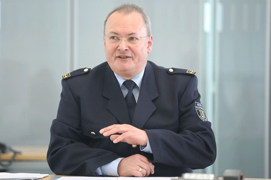Andreas Rümpel (60), Vorsitzender des Landesfeuerwehrvervbandes, sieht im Wildwuchs an den Gleisen ein Brandrisiko.