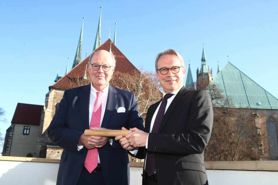 Schleswig-Holsteins Innenminister Hans-Joachim Grote (l.) übergab den symbolischen Staffelstab an Georg Maier.