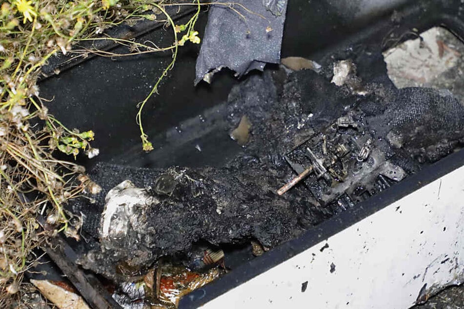 Eine bislang unbekannte Person hatte etwas in diesem Durchlauferhitzer entzündet, so dass es in dem Abbruchhaus zu einer starken Rauchentwicklung kam.