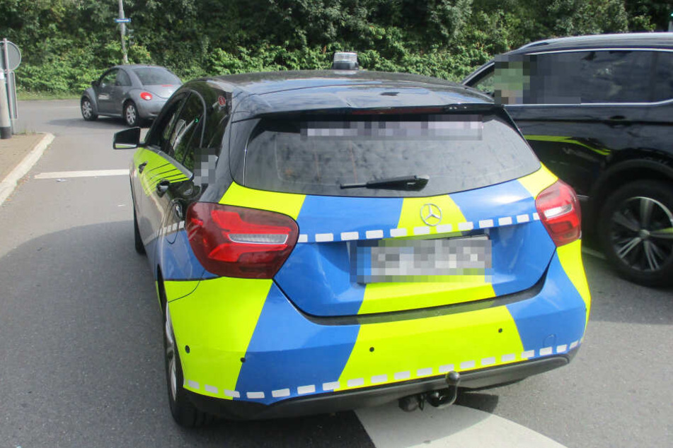 Einer Streifenwagen-Besatzung fiel der Mercedes auf, der ähnlich einem echten Streifenwagen foliert war.