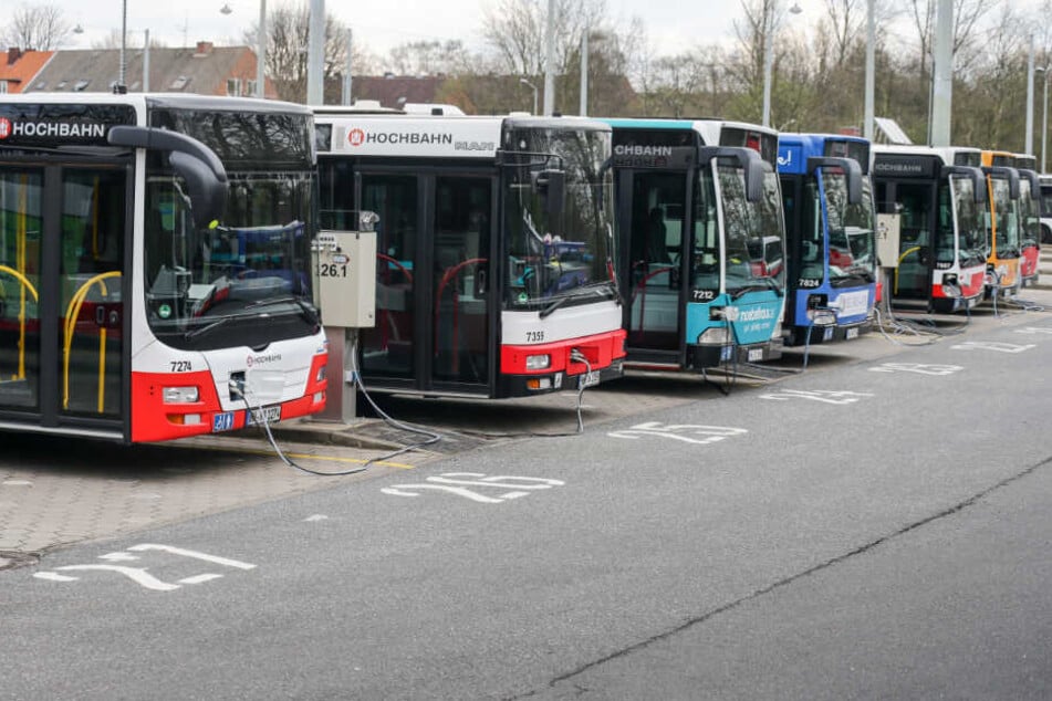 Busse der Hochbahn warten auf dem Betriebshof auf ihren Einsatz.