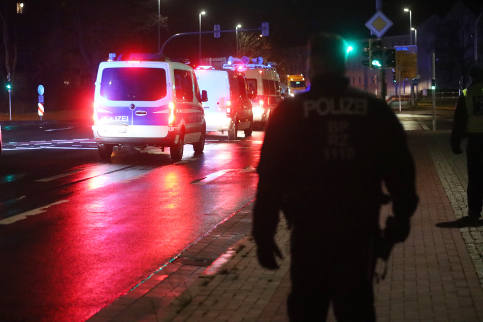Um Übergriffen entgegenzuwirken, sind bei Demonstrationen immer zahlreiche Polizeikräfte vor Ort. So auch in Halberstadt, nachdem wütende Bürger mit Fackeln im Februar 2022 vor dem Haus des Oberbürgermeisters aufgetaucht sind.