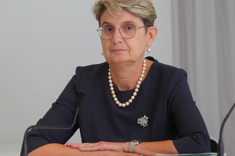 Rechnungshof-Direktorin Isolde Haag (61) kritisiert die Rolle von Kunstchefin Ackermann scharf und fordert Konsequenzen.