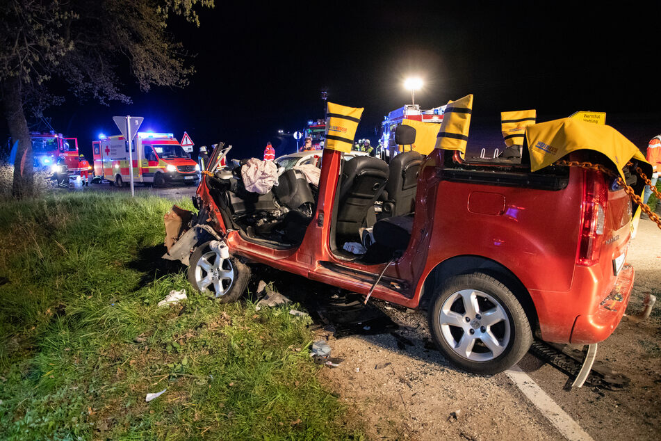 Der 18 Jahre alte Peugeot-Fahrer wurde im Wrack seines Wagens eingeklemmt und erlitt schwere Verletzungen.