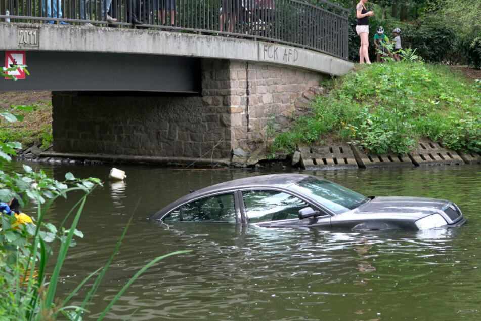 Der Skoda wurde am Dienstag im Schlossteich versenkt.